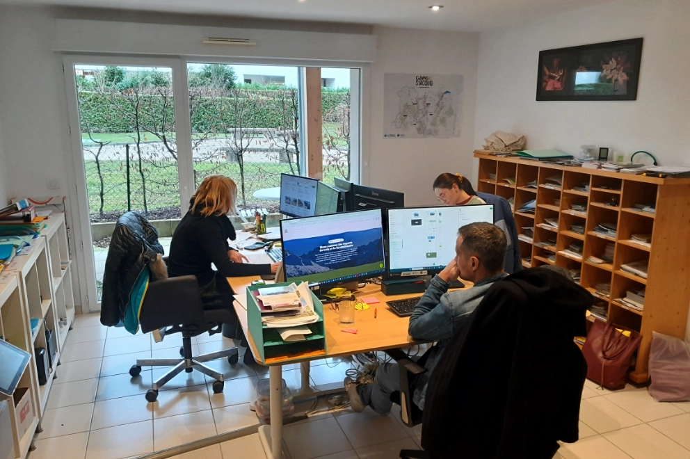 Vue du petit bureau d'Espace Evasion avec son immense jardin verdoyant en arrière-plan