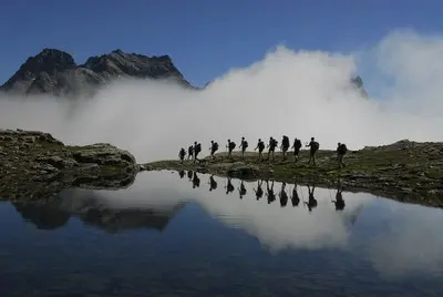 Groupe d'amis en randonnée profitant ensemble d'un paysage de montagne