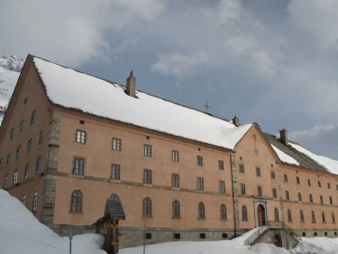 Cols et hospices mythiques des Alpes - Photo 2